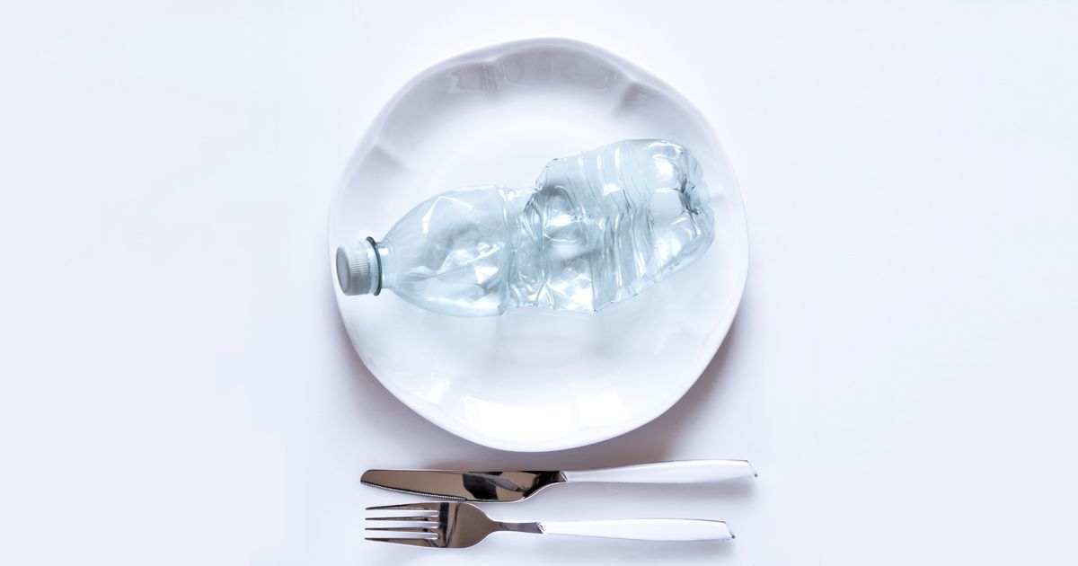 Większość ludzi codziennie spożywa plastik
